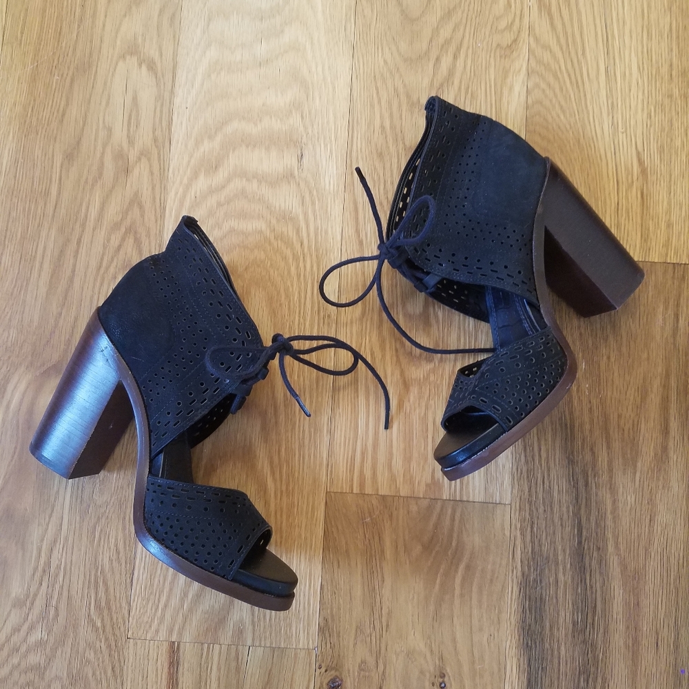 Gianni Bini wood heel Lace sandals